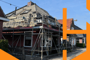 Huis waarvan het dak vervangen wordt door Haarsma Bouw & Timmerwerken, dé timmerman in Friesland, er zijn stijgers om het huis heen geplaatst en het houtskelet van het dak is zichtbaar